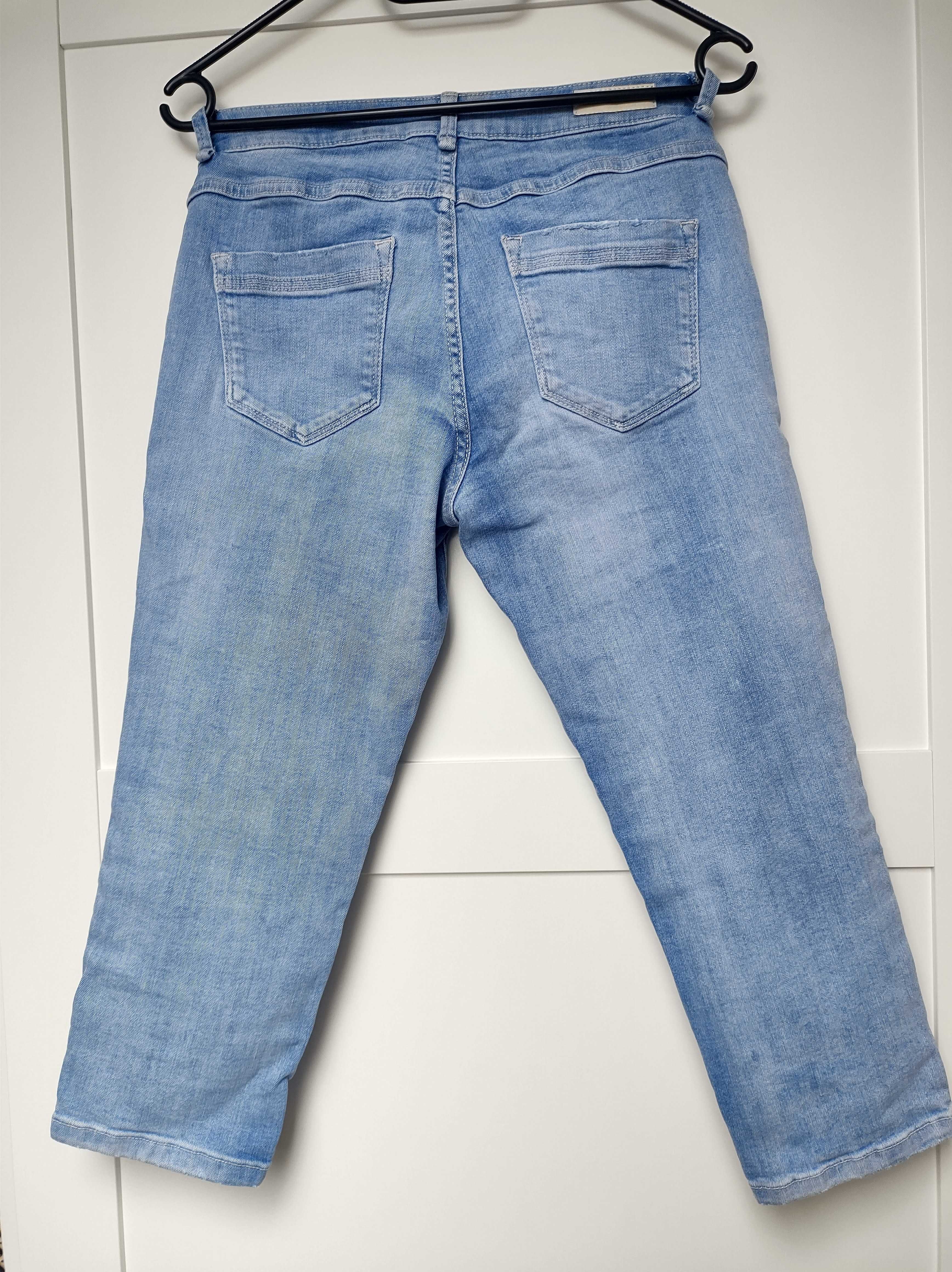 Modne jeansy capri z haftem boho | C&A | XS