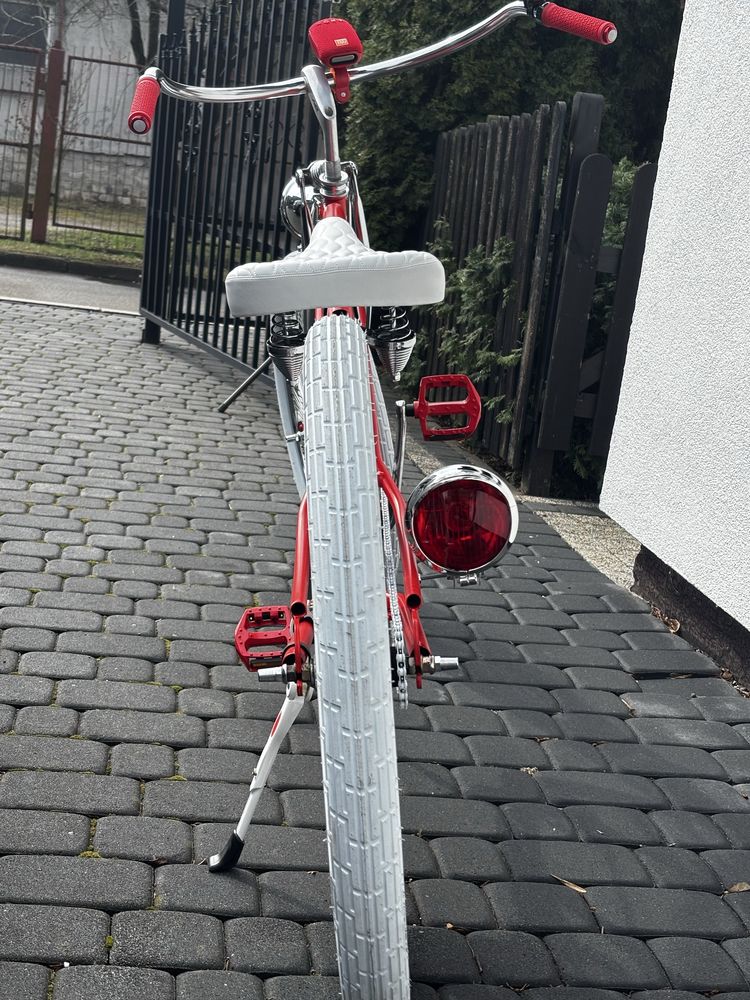 Rower miejski czerwony i żółty