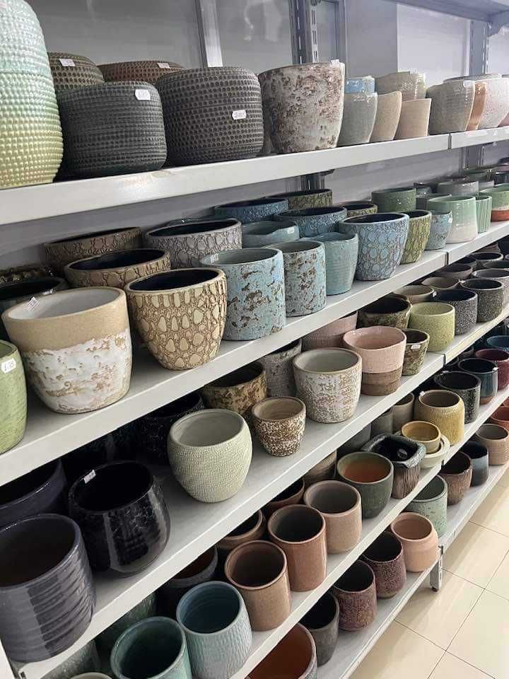 Cerâmica -vasos e peças decorativas.