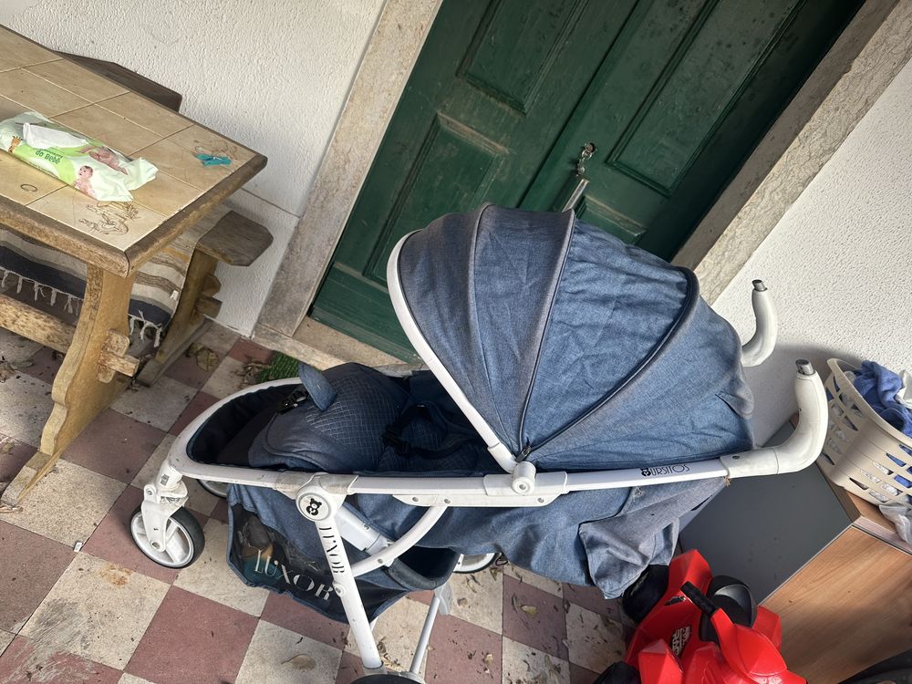 Carrinho de bebe com ovo