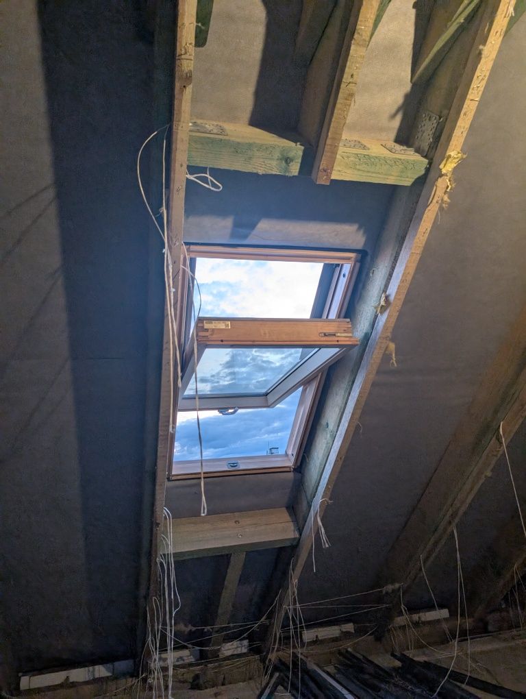 Okno Velux GZL FK06 1050B 37BE09M wraz z kołnierzem