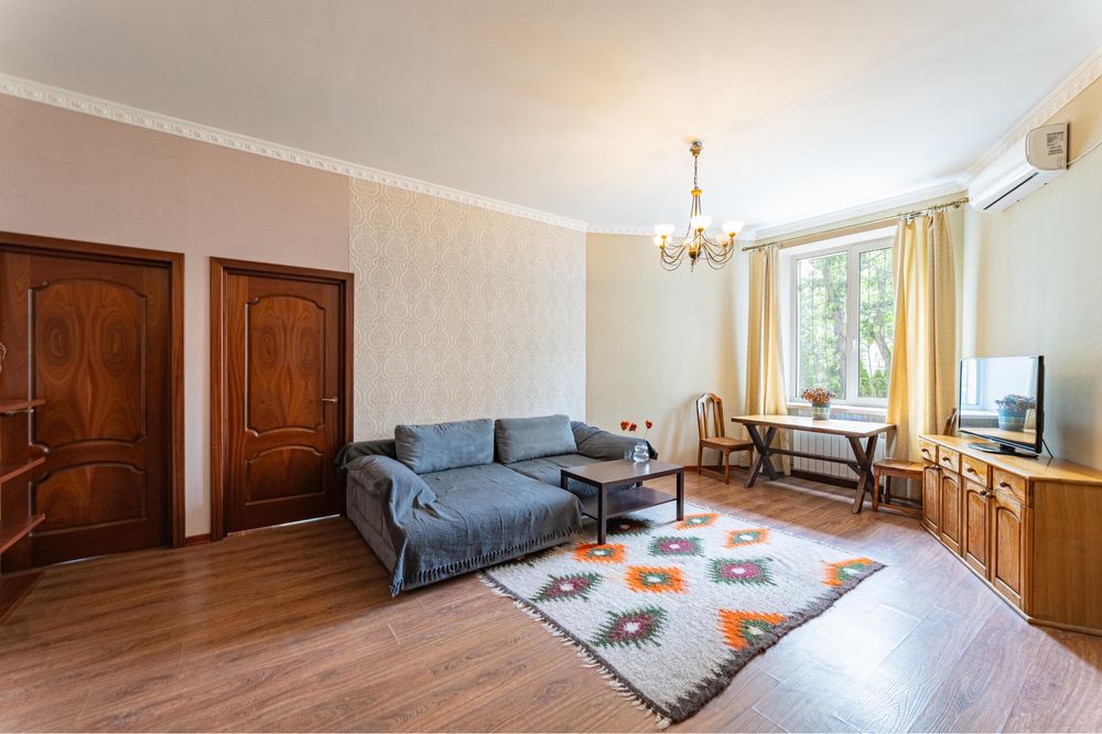 Продам 3к квартиру ст. метро Дарниця вул. Краківська 5. 1-ий поверх