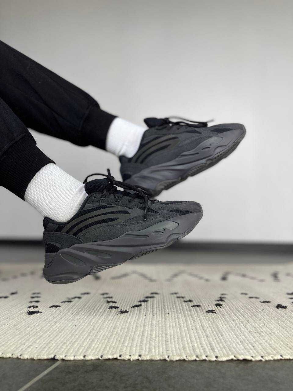 Жіночі кросівки Adidas Yeezy 700 v2 сірий з чорним ТОП