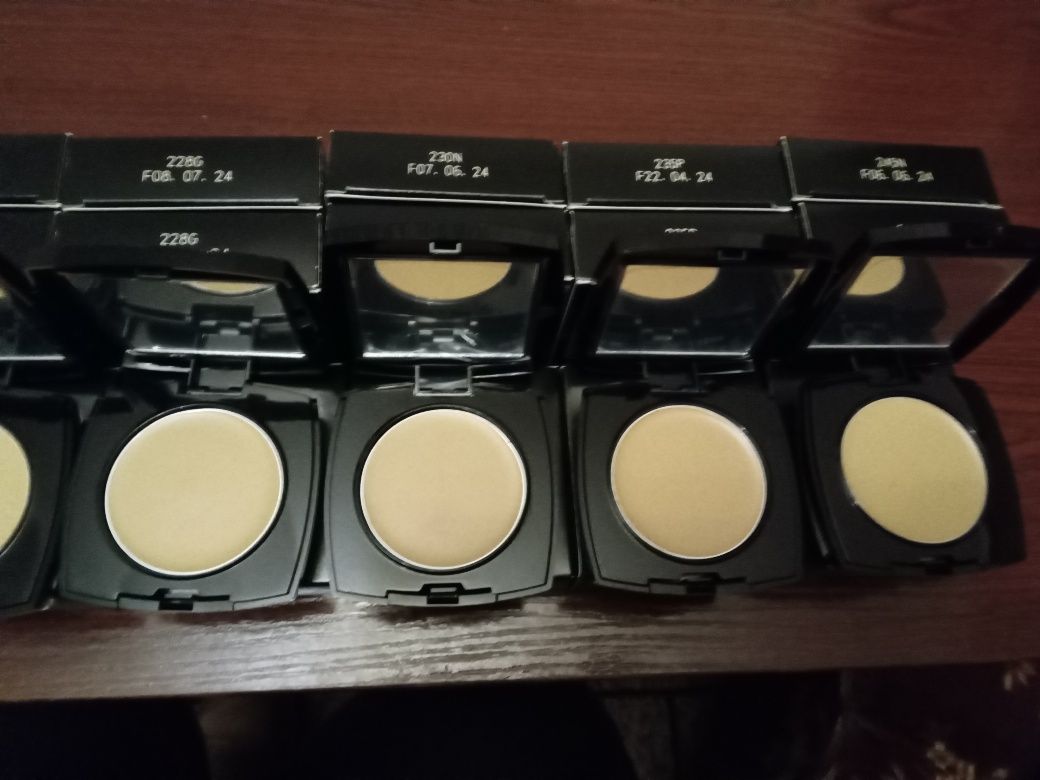 Kremowo-pudrowy podkład w kompakcie Avon True-odcienie dostępne na zdj
