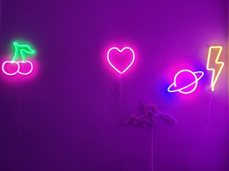 Neony światła led na ścianę