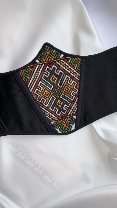 Підгрудний корсет (корсаж) з ручною вишивкою