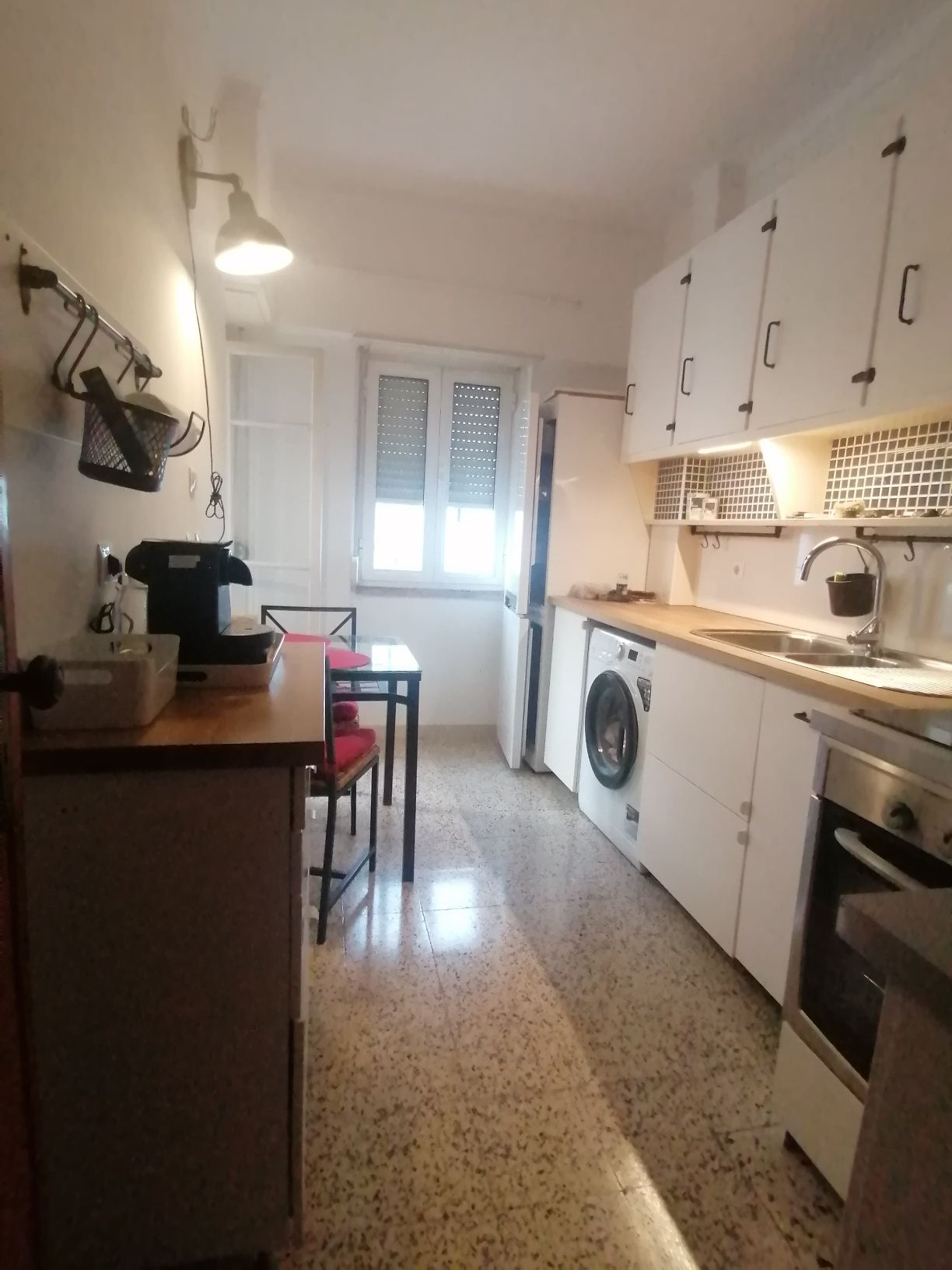 Partilho apartamento com jovens profissionais ou estudantes