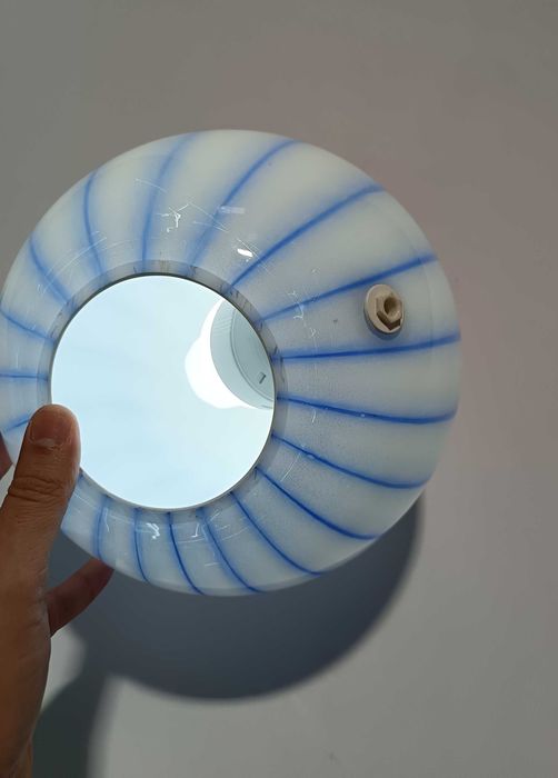 Candeeiro de mesa sem fios de vidro azul e branco ao estilo Murano