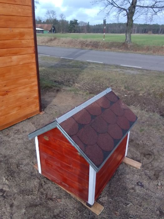 Buda dla psa solidnie wykonana.