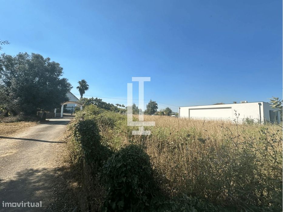 Terreno com cerca de 637m2 em Vila Mou