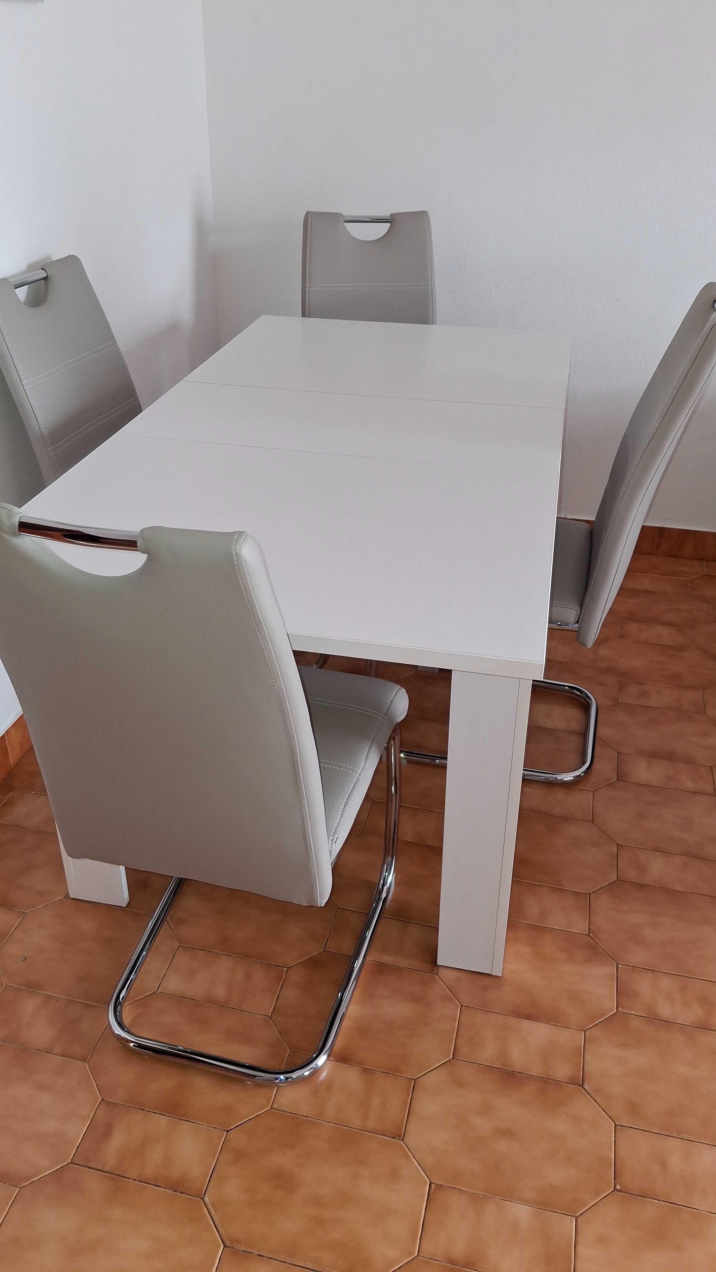 Mesa extensível com 4 cadeiras