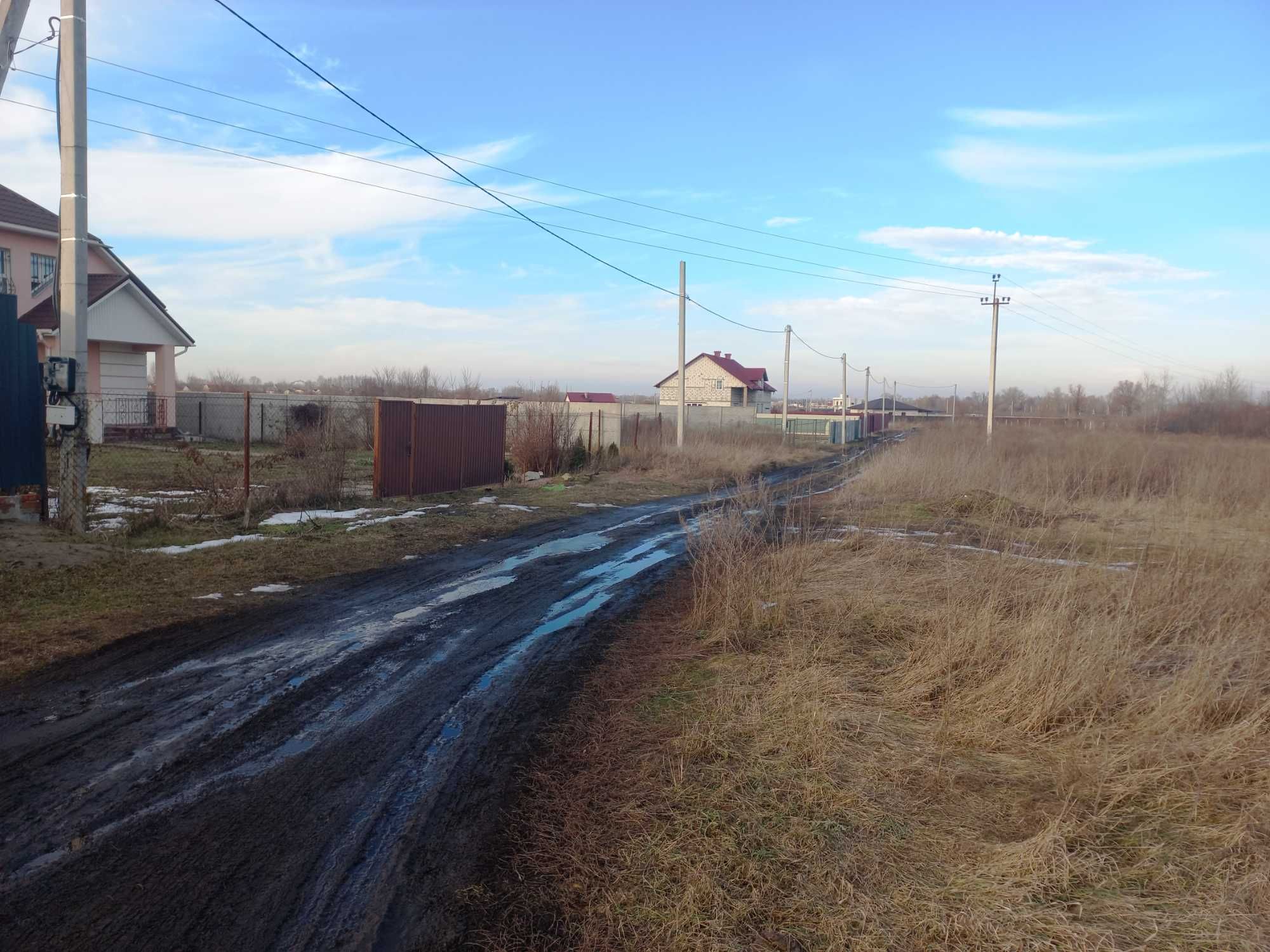 Рожни, фасадна ділянка 16 соток в центрі села