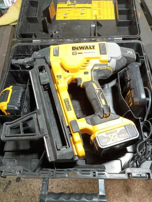 Gwoździarka DeWalt DCN 890