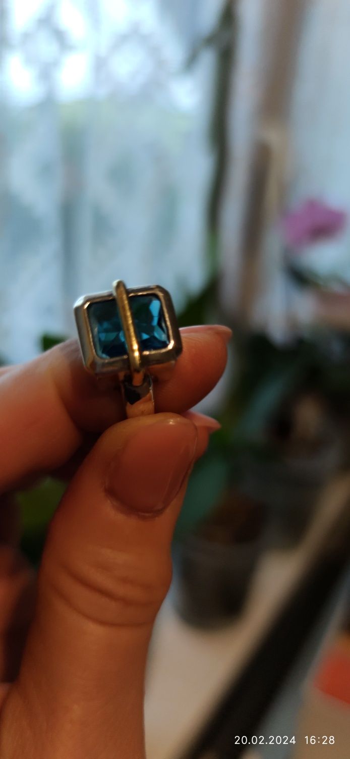 Cudny pierścionek z niebieskim oczkiem