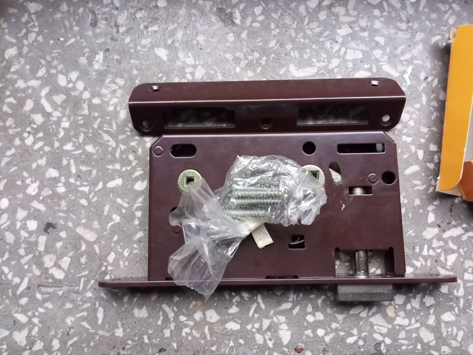 Zamek wpuszczany do drzwi bez kluczowy