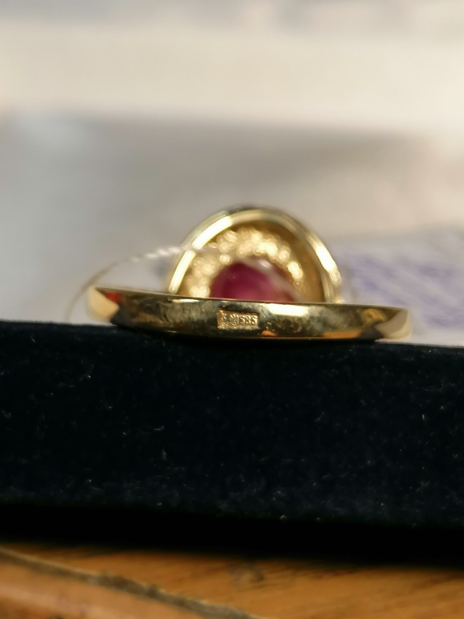 Золотое кольцо с натуральным звездчатым рубином и бриллиантами