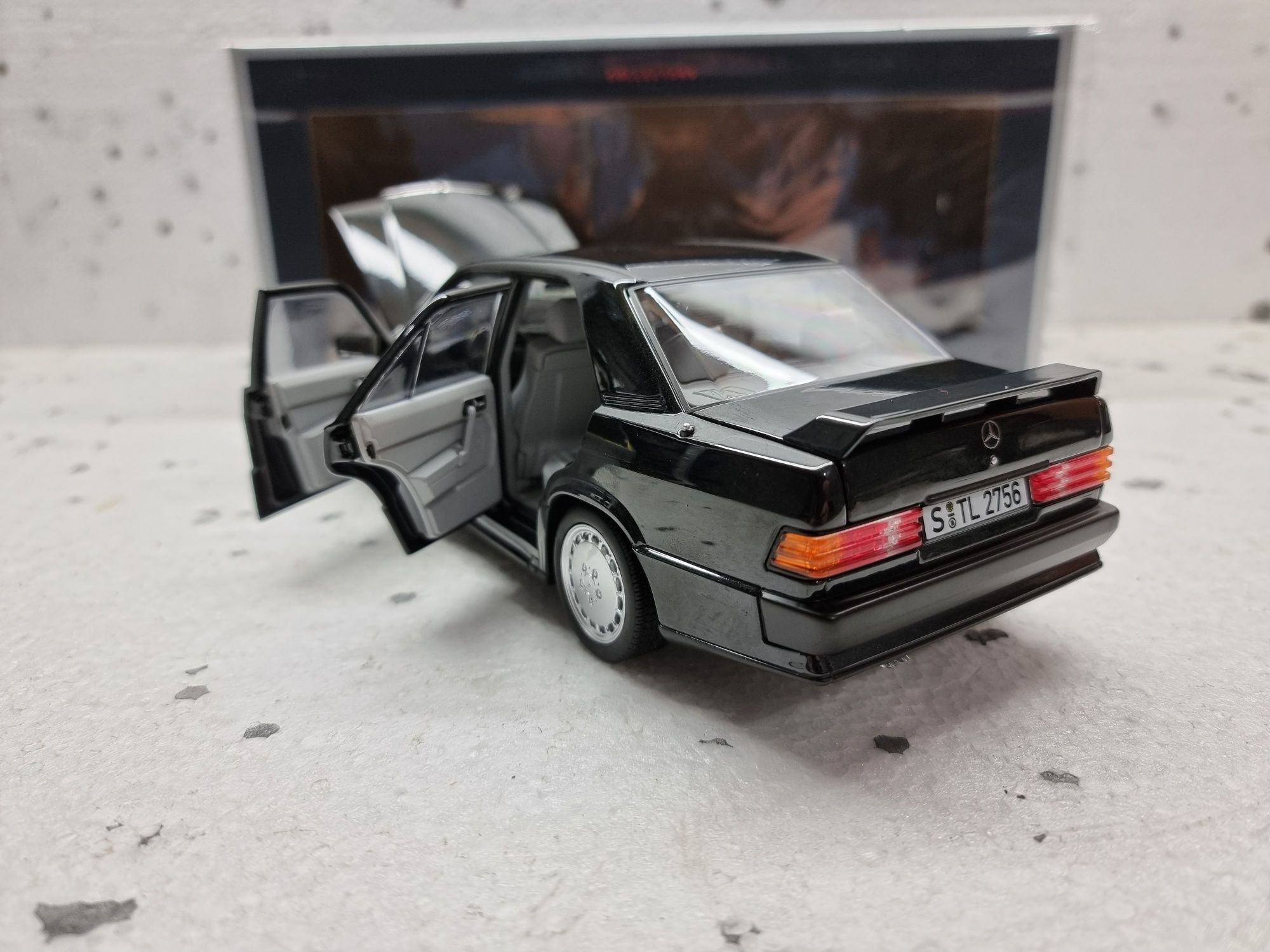 Norev Mercedes Benz 190 E 2.3-16  Black 1:18

Kyosho minichamps