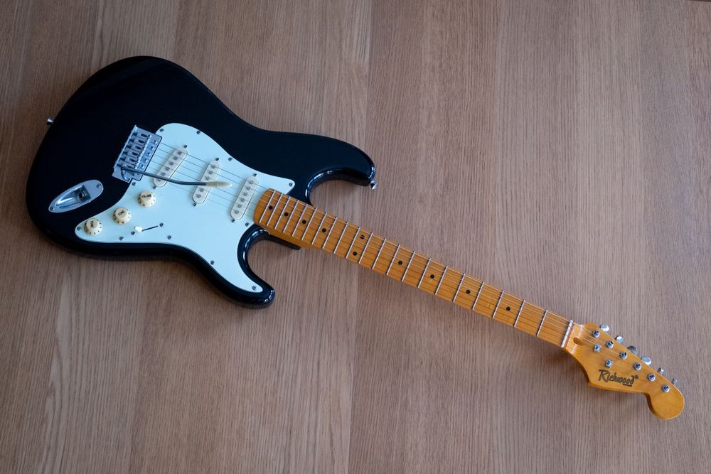 Gitara elektryczna Richwood i wzmacniacz Peavey