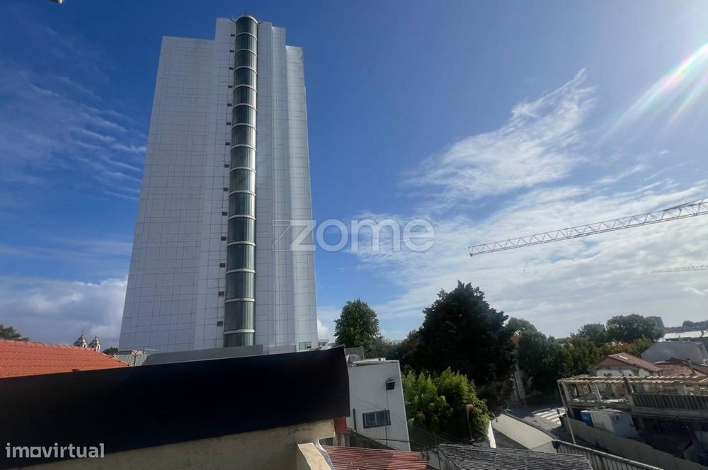 Moradia T2, renovada, com terraço e anexo, centro do Porto