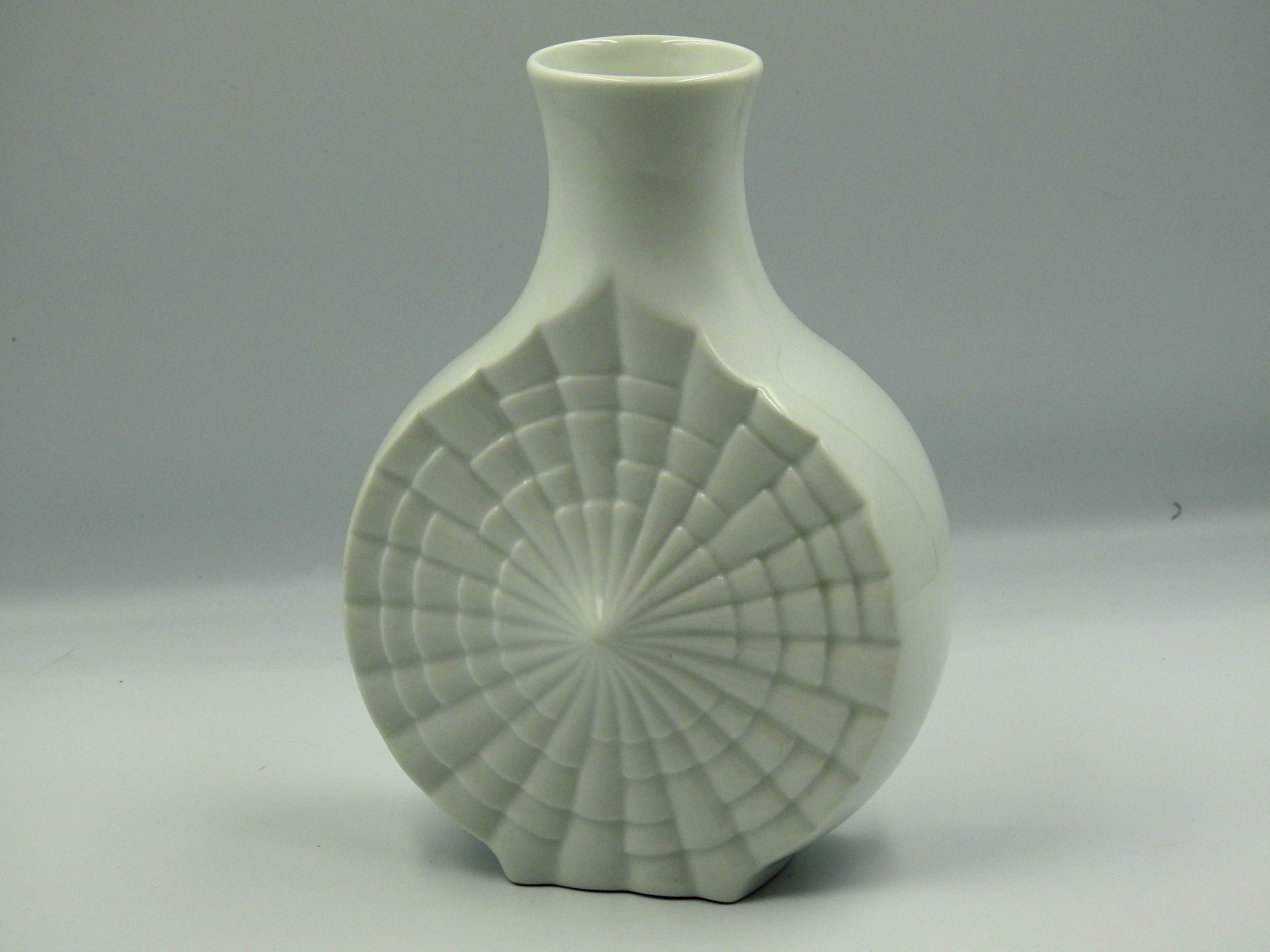 Śliczny biały porcelanowy wazon niemiecki 3D pajęczyna - sygn