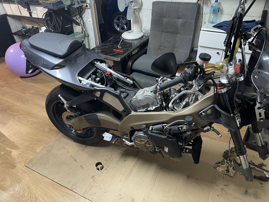 Aprilia RSV Tuono 1000 w opisie film