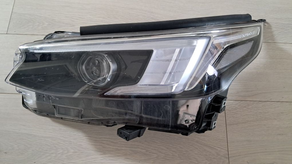 Reflektor subaru outback