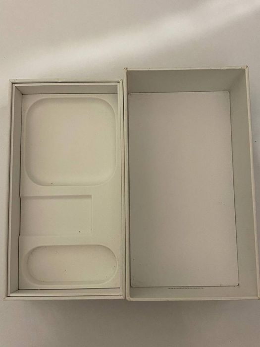 Коробки от старых айфонов