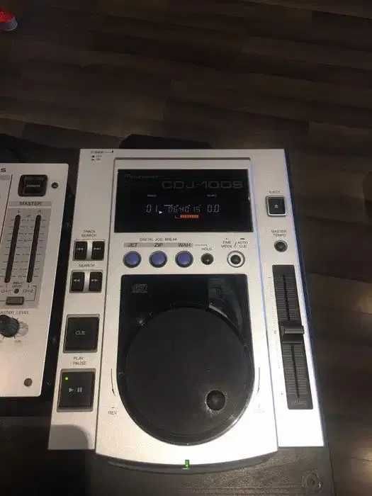 2 Pioneer CDJ100s