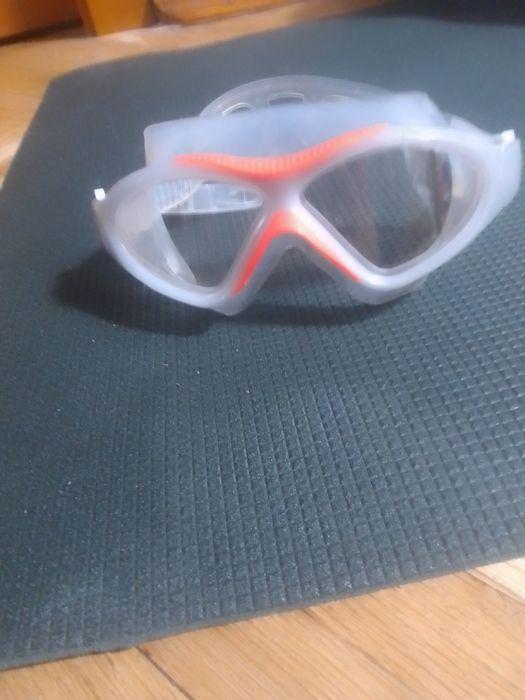 Окуляри для плавання та трубка .