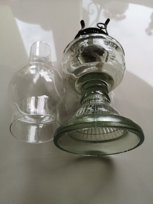 szklana lampa naftowa