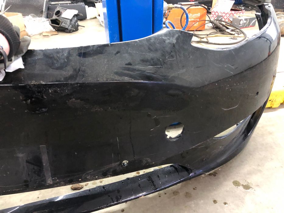 Бампер Tesla model Y з дефектом