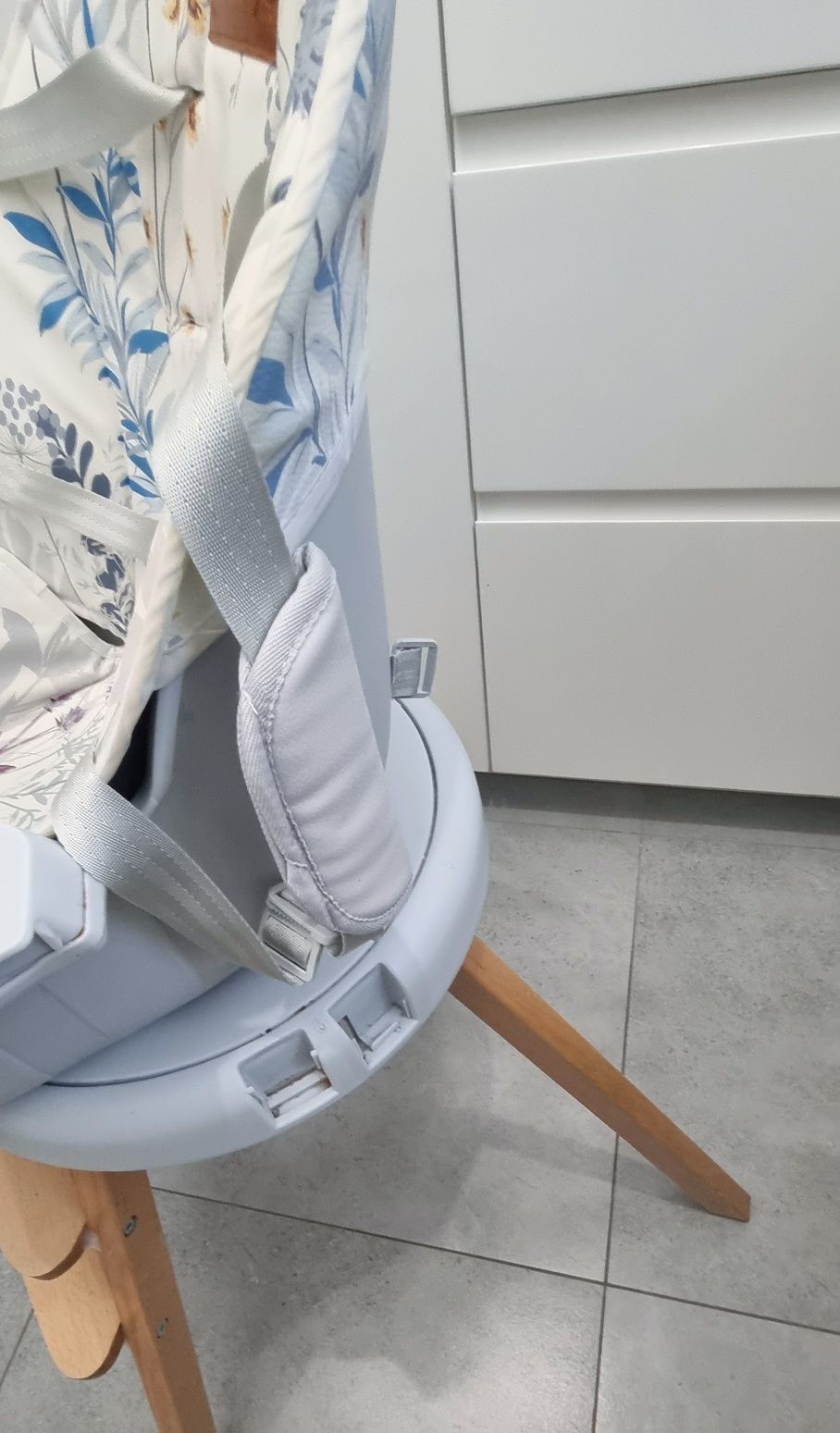 Krzesełko obrotowe do karmienia Momi z dodatkowymi nozkami