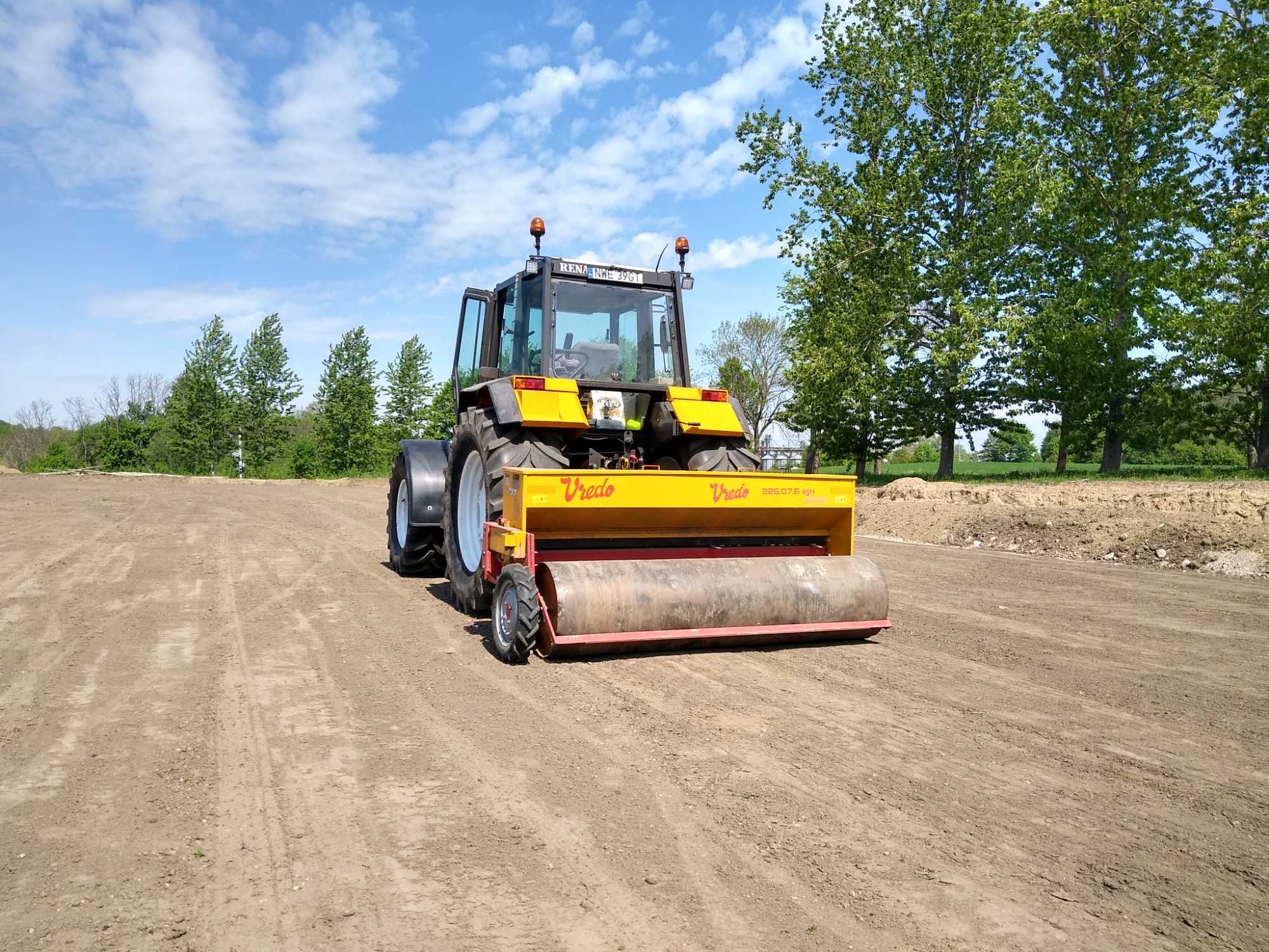 Podsiew traw użytków zielonych łąki i boisk piłkarskich siewnik Vredo