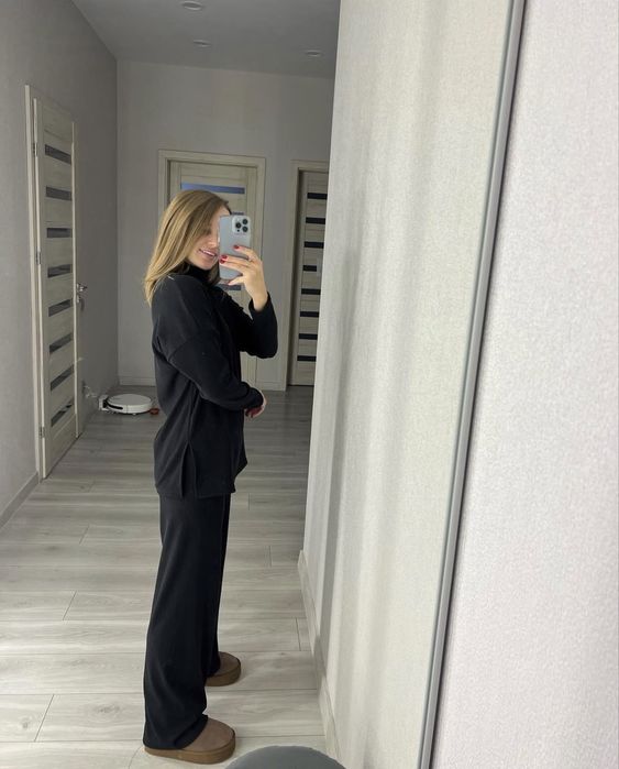 Чорний теплий костюм