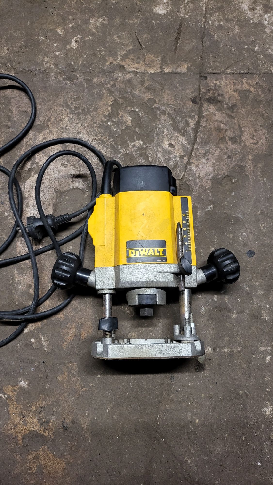 Frezarka gornowrzecionowa dewalt dw 615