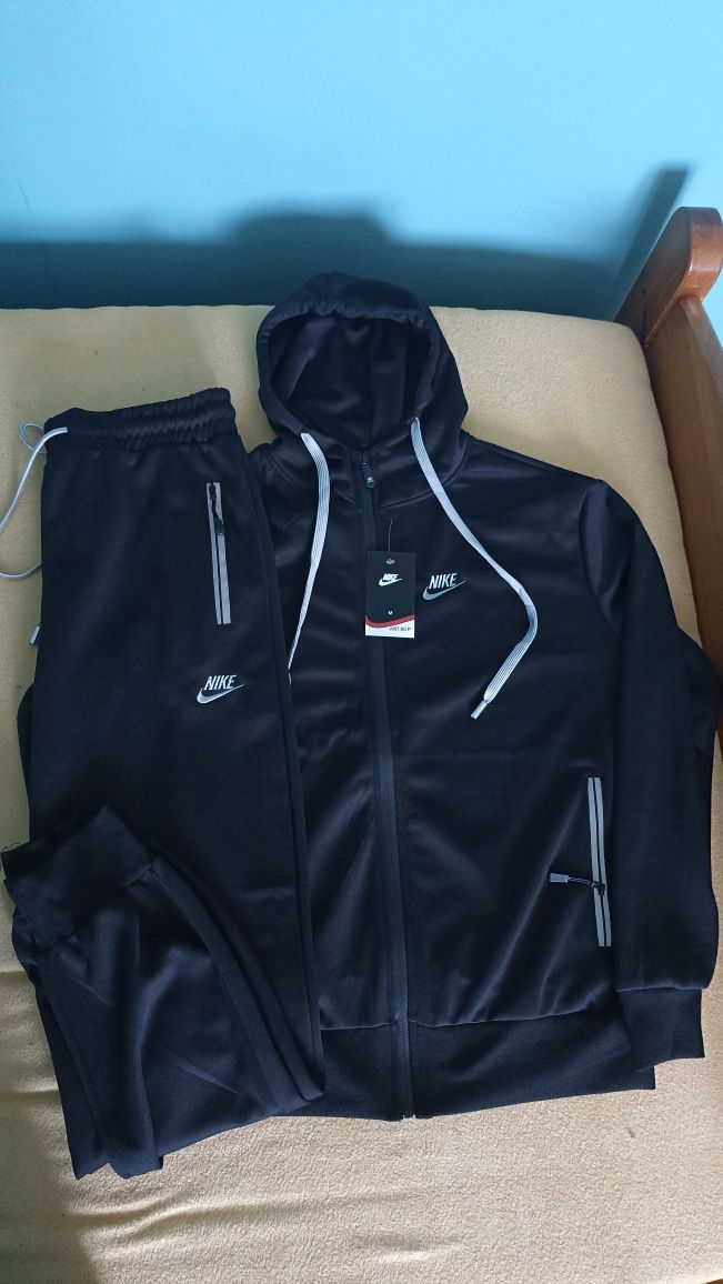 Komplety dresowe damskie i męskie. S.M.L.XXL. 3XL