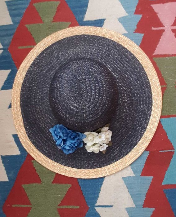 Chapéu de palha italiano vintage azul de aba larga com flores
