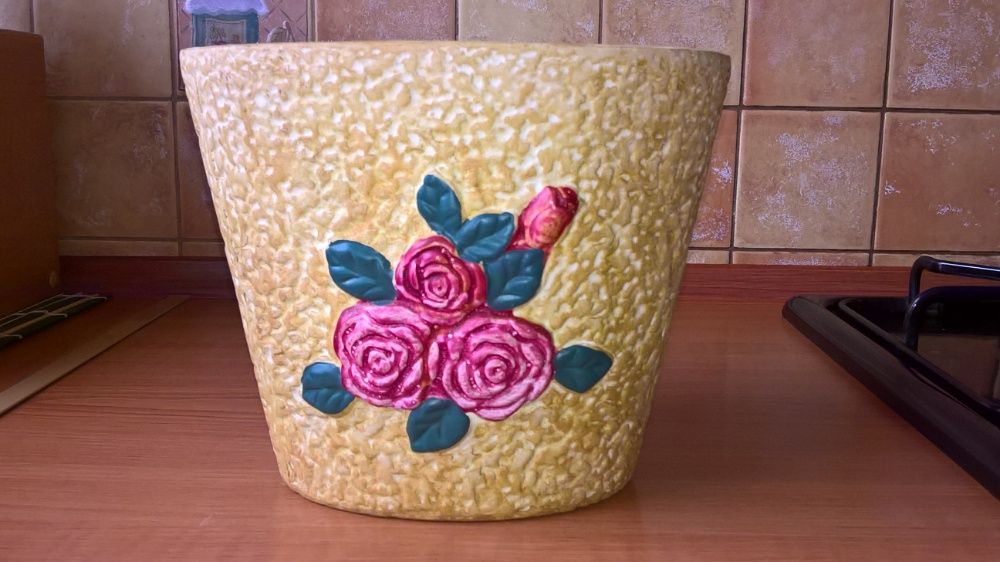 Piękna doniczka ceramiczna (wysokość: 16 cm)