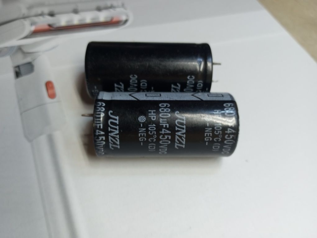 Продам 2 конденсатори 680 мкФ 450VDC HP 105°C