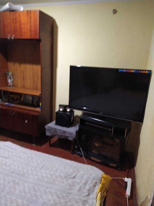 Частина цегляного будинку в затишному районі міста