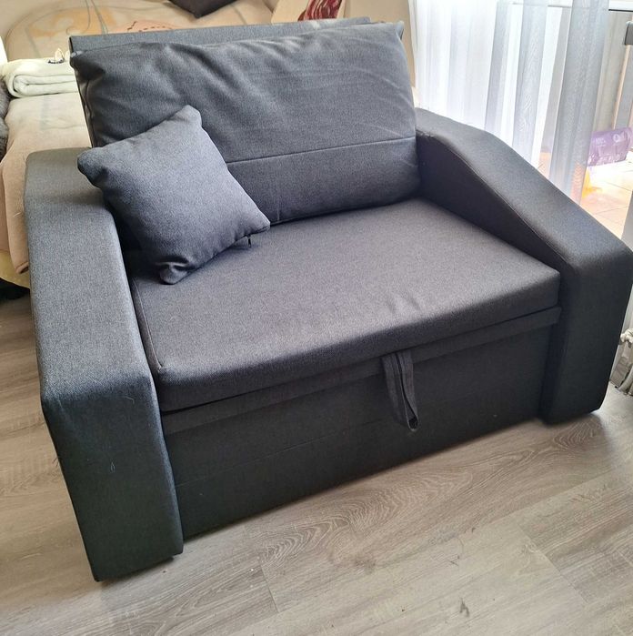 Szary fotel z funkcją spania