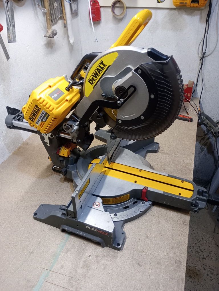 Dewalt DHS790 пила торцовка акумуляторна 305мм