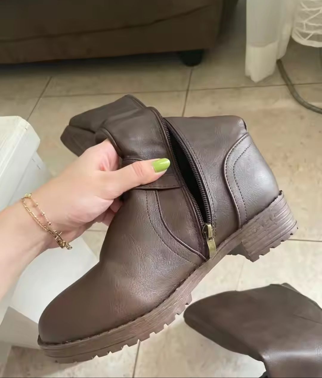 Botas altas, castanhas, até ao joelho.