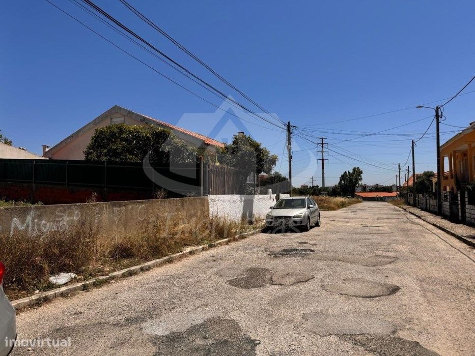 Terreno em fase de legalização com 310 m² na Portela da Azóia, Sant...