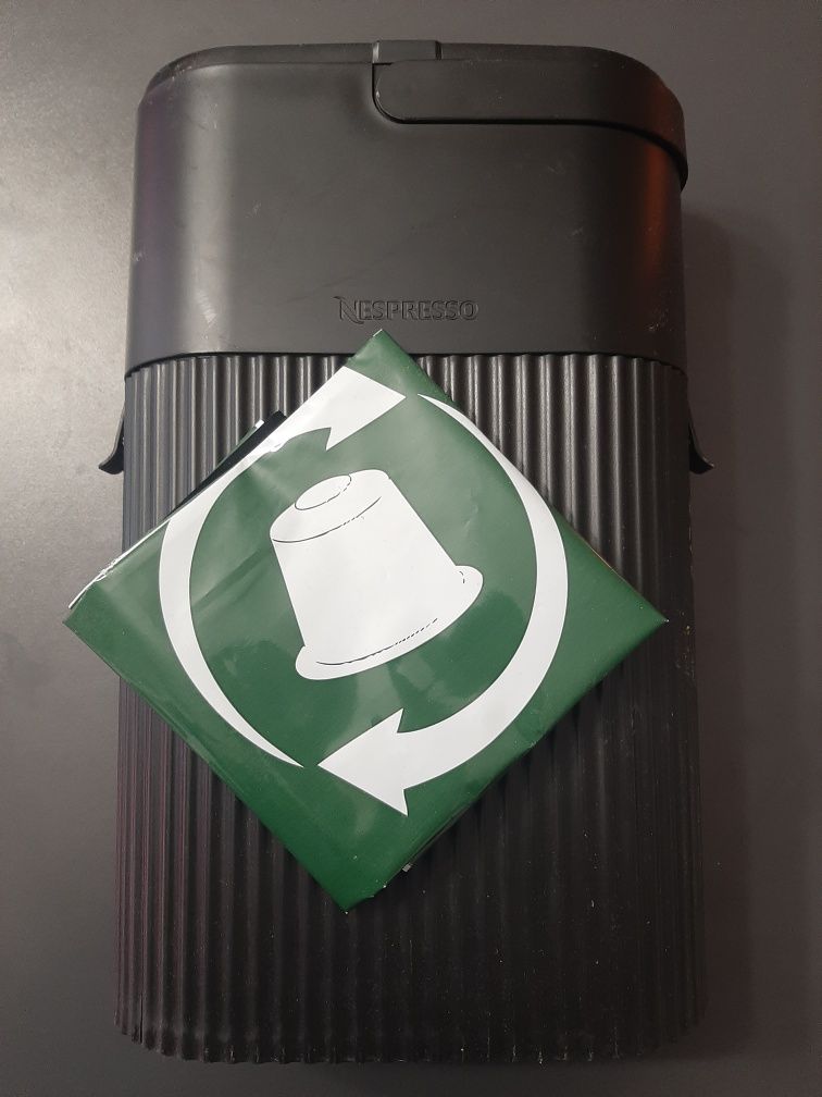 Kosz na kapsułki Nespresso z kapsułkami i torbą do recyklingu