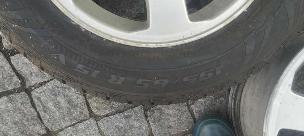 4 jantes 15 saab com 2 pneus  Mabor novos