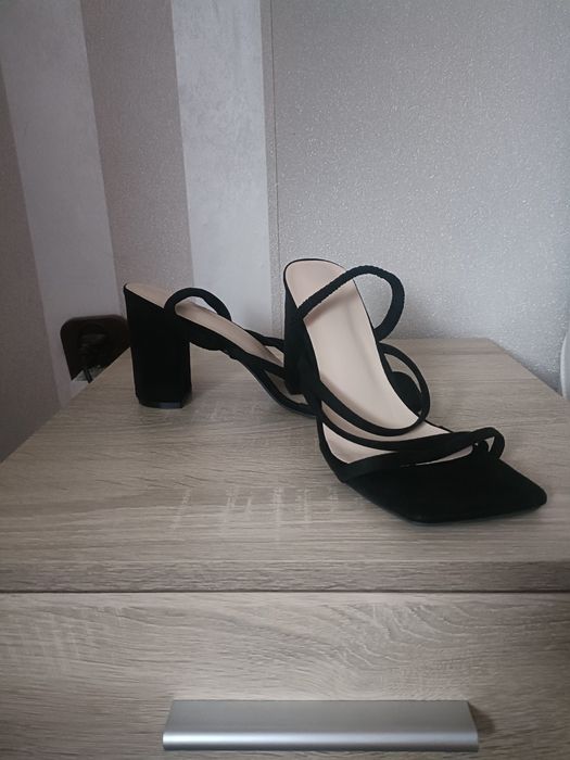 Czarne sandały na grubym słupku