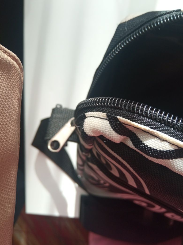 Torba na laptopa ; czarno- biała