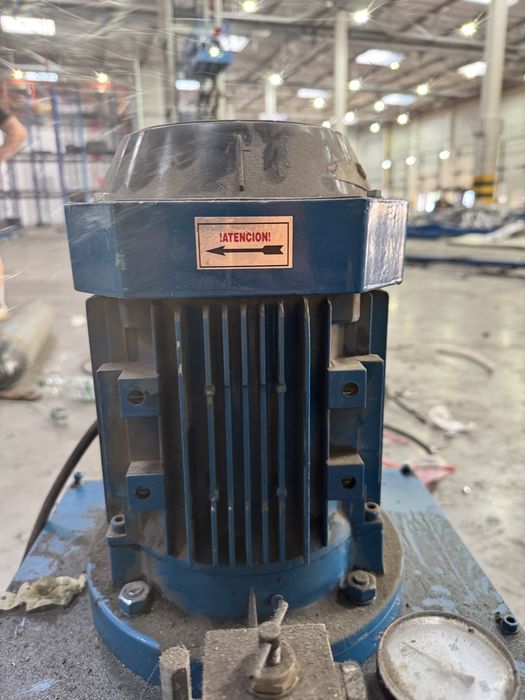 Pompa hydrauliczna z pojemnikiem na olej