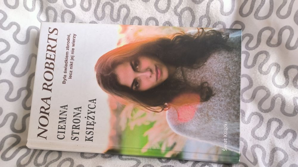 Ciemna strona księżyca Nora Roberts